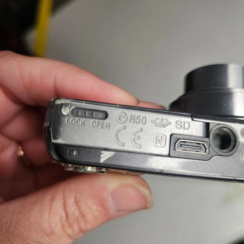 Sony Cyber-shot DSC-W570 16.1MP Digital Camera Silver 5x Carl Zeiss UNTESTED